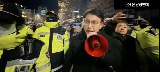 野 "<b>윤상현</b>의 '월담 17명 곧 훈방' 말이 법원 습격 도화선"