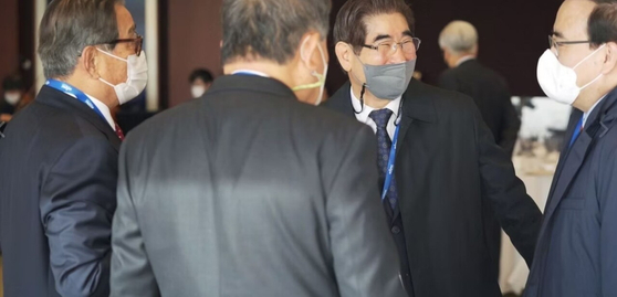 김용현 전 국방부 장관이 2021년 12월 윤석열 대선 캠프에서 활동하던 당시 하나회의 핵심이었던 김진영 전 육군참모총장(왼쪽 첫째)과 인사하고 있다. [사진 한미자유안보정책센터]