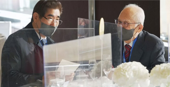 김용현 전 국방부 장관이 2021년 12월 윤석열 대선 캠프에서 활동하던 당시 하나회 회원인 김재창 전 한미연합사부사령관과 대화를 나누고 있다. [사진 한미자유안보정책센터]