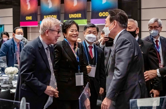 윤석열 대통령이 2022년 1월 20일 한미보수주의연합(KCPAC) 설립자이자 공동의장인 애니 챈(왼쪽 둘째)과 만나는 모습. 애니 챈은 부정선거 음모론을 신봉하는 극우 진영의 최대 후견인으로 꼽힌다. [사진 한미보