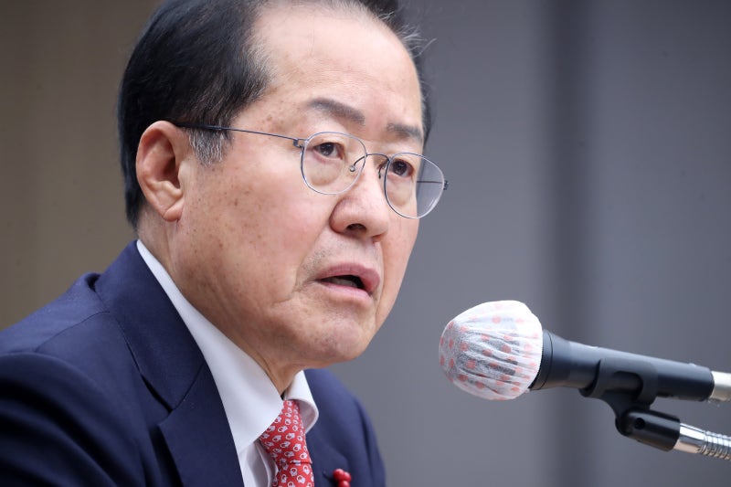 호텔서 트럼프 취임식 본 <b>홍준표</b> "<b>대선후보</b> 자격으로 간 것"