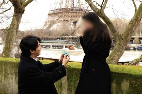여친에 무릎 꿇고 반지 건넨 <b>옥택연</b>…"결혼설 사실 아냐" 일축
