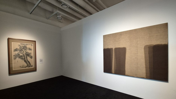 &lsquo;필과 묵의 세계, 3인의 거장&rsquo; 전시 첫머리에 걸린 겸재 정선의 60대 그림 &lsquo;수송영지도&rsquo;(왼쪽)와 윤형근의 &lsquo;Umber-Blue&rsquo;(1977). 권근영 기자