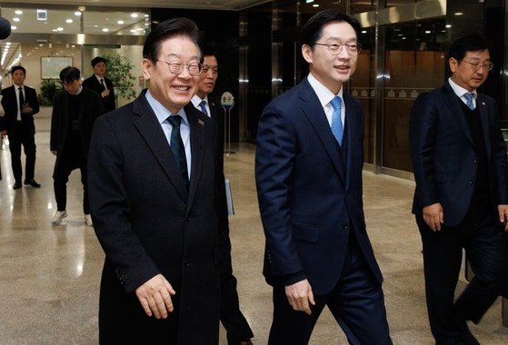 <b>이재명</b> 만난 <b>김경수</b> "DJ, 자신 죽이려 한 세력 손 잡고 정권교체"