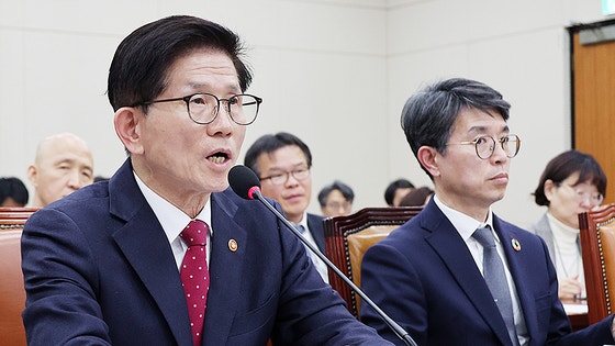민주당·<b>김문수</b> '환노위 대충돌'…"불법계엄" vs "의원이 판사냐"
