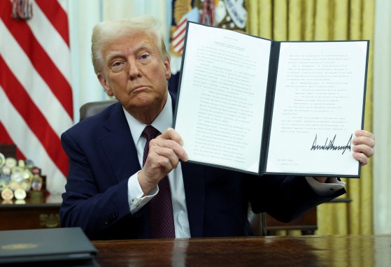美國總統唐納德·特朗普(Donald Trump)於1月23日(當地時間)在華盛頓特區的白宮辦公室簽署了與加密貨幣有關的行政命令後,正在聽該文件。路透社= yonhap新聞