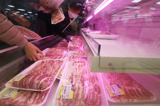 在第三豬肚日舉行的豬肉折扣活動。Yonhap新聞