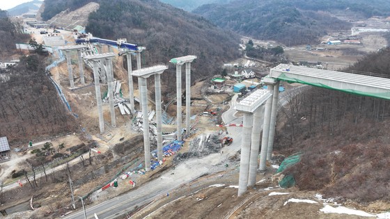 相關組織的官員在Sejong-Pocheon Expressway Cheonan-Anseong部分(第9節)共同承認,那裡有四人被殺,有6人受傷。新聞1