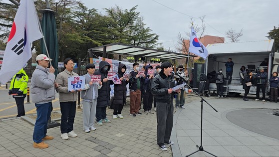 On the 3rd at 3:00 pm on the 3rd at the rally on the 'Declaration of President Yun Seok -yeol's impeachment' held at the former main gate of Jeonbuk National University,Jeonbuk -si,Jeonbuk,Isaiah(3rd grade,who introduced himself as 'Jeonbuk National University of Art,18th,'