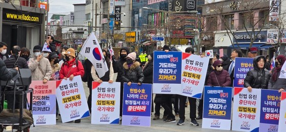 第三天下午，包括基督教救助韓國成員在內的100多人（由組織者估計）在一場關於Yoon Seok -yeol總統宣布的宣言在Jeonbuk -national University of Jeonbuk National University，Jeoneonju -Si，Jeonbuk的前大門之前大喊“彈each無效。Kim Jun -Hee
