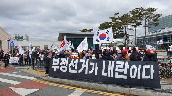 第三天下午，在大達（Daejeon）Yuseong -Gu的Chungnam國立大學的正門，公民呼籲反對彈imp的Yoon Seok -yeol總統。Kim Seong -tae嘉賓記者
