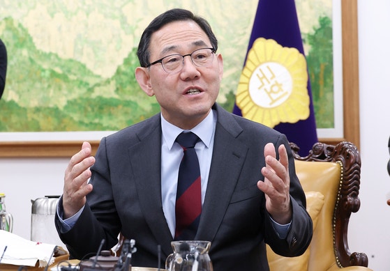與 개헌특위 첫 회의…"<b>이재명 개헌</b> 동참하라" 압박