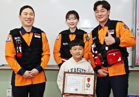 쓰러진 엄마, 심폐소생술로 살린 아홉살