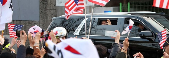 헌재 선고 차분히 기다린다는 윤, 친윤과는 전화 소통했다