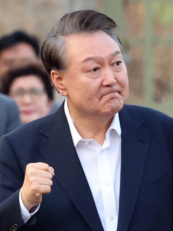 [사진] 주먹 쥐고 고개 숙이고 울컥하고
