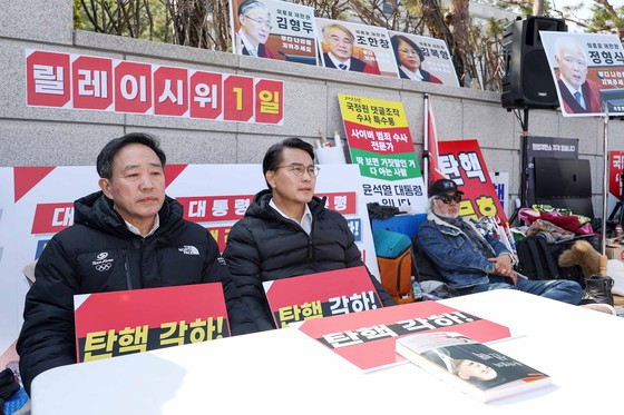與 "장외투쟁 없다"지만…친윤은 "24시 릴레이 <b>시위</b>" <b>헌재</b> 압박