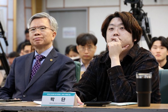 [사진] 전공의 발언 듣는 김택우·박단