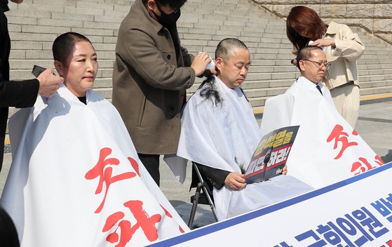 "헌재 총공세" 거리로 나간 野 "맞불은 자제" 각자에 맡긴 與