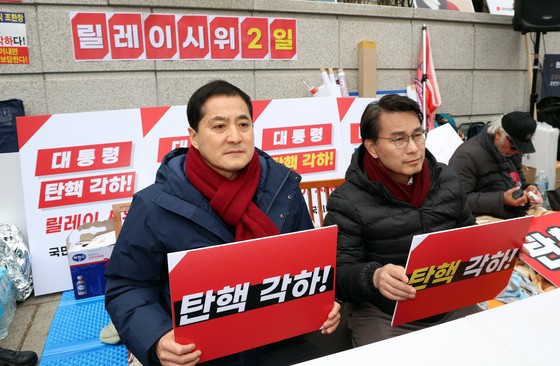 여당 지도부, 강경투쟁 선 긋는데…의원 60여명 “헌재 앞 시위할 것”