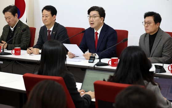 [속보] 권성동 "헌재의 尹<b>탄핵</b>심판 결과에 승복할 것…당 공식 입장"