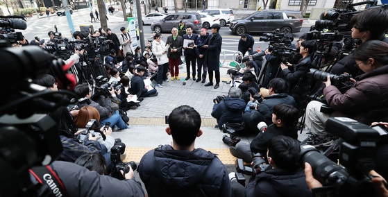 故<b>김새론</b>측 "<b>김수현</b>측 '눈물의 여왕 손해보면 배상' 내용증명 보내"