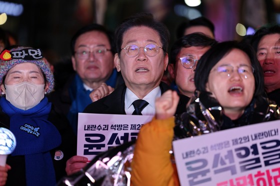 이재명 더불어민주당 대표가 18일 광주 5·18민주광장에서 탄핵을 촉구하고 있다. 뉴스1