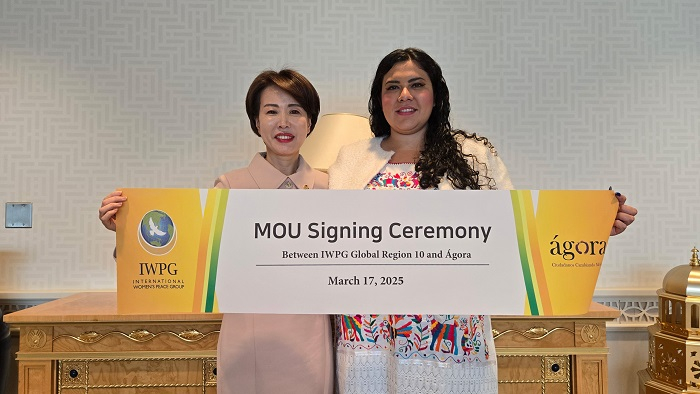뉴욕 유엔 본부 이스트 라운지에서 진행된 ㈔세계여성평화그룹(IWPG)와 아고라(AGORA)의 양해각서(MOU) 체결식 모습
