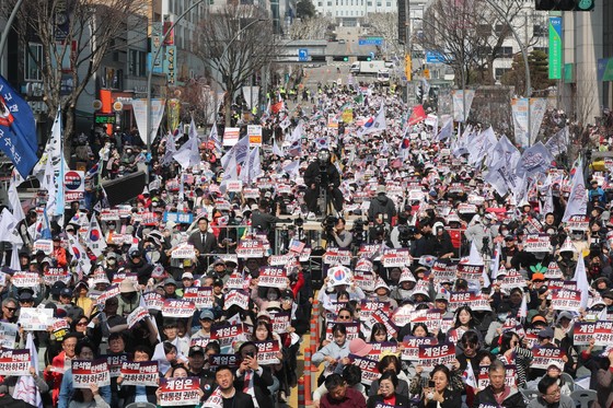 "계엄 합법"vs"내란 수괴"…尹<b>탄핵</b>심판 코앞, 전국 <b>집회</b> 총력전