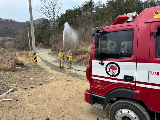 울산 울주군에서 발생한 산불이 사흘째 계속되는 가운데, 소방당국이 ‘LA 산불’ 당시 선보인‘튜닝’ 호스까지 만들어 진화 작업에 나섰다. 사진 울산소방본부