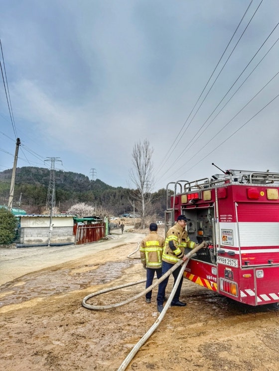 울산 울주군에서 발생한 산불이 사흘째 계속되는 가운데, 소방당국이 ‘LA 산불’ 당시 선보인‘튜닝’ 호스까지 만들어 진화 작업에 나섰다. 사진 울산소방본부