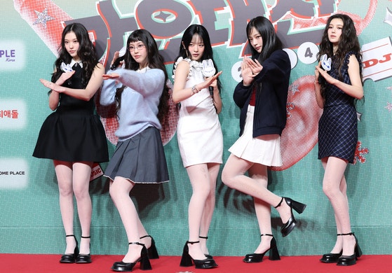 어도어와 전속계약 분쟁 중인 걸그룹 뉴진스. 1심 법원은 어도어의 손을 들어줬다. [뉴스1]