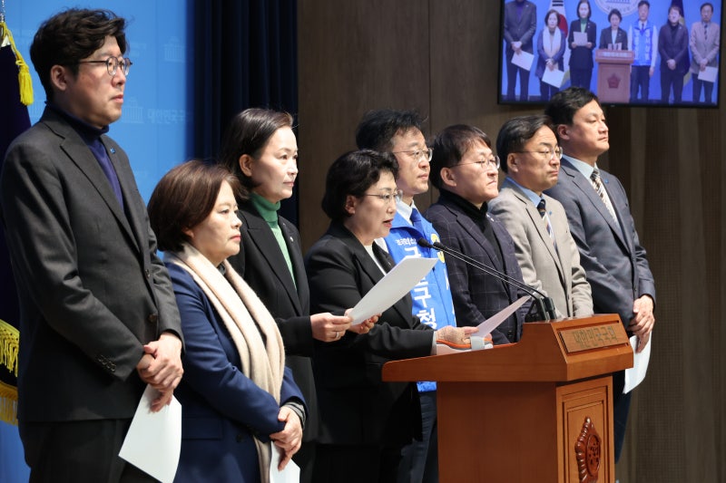 <b>조국</b>당 "<b>헌재</b>, 다음달 4일까지 尹선고 안 하면 '화병 위자료' <b>소송</b>"