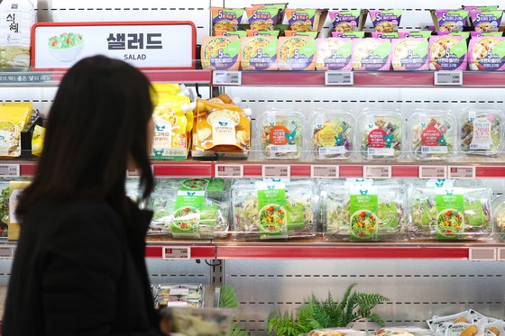 서울의 한 대형마트에서 시민이 샐러드 등 식단 관리에 도움이 되는 제품을 살펴보고 있다. 연합뉴스