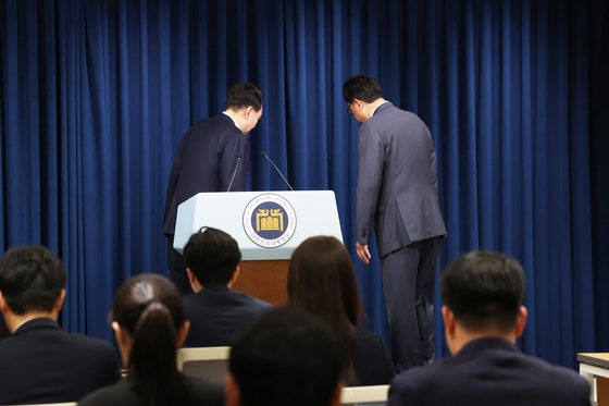 [속보] <b>대통령실</b> 비서실장 등 수석급 고위 <b>참모진</b> 전원 <b>사의</b>