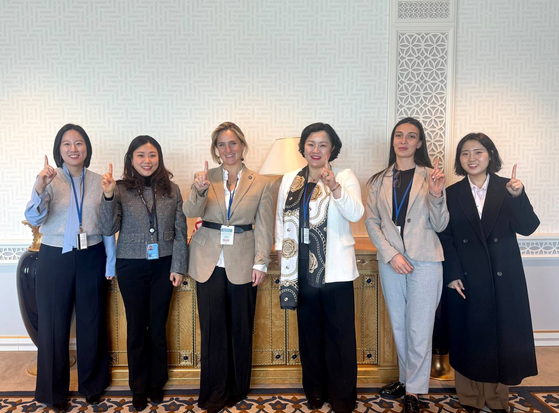 ㈔세계여성평화그룹(IWPG) 글로벌 2국이 유엔 여성지위위원회에 참가해 조지아 국회의원과 평화 협력을 논의하고 있다.