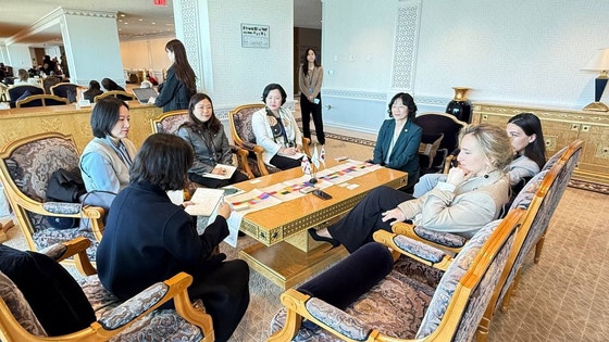 ㈔세계여성평화그룹(IWPG) 글로벌 2국이 유엔 여성지위위원회에 참가해 조지아 국회의원과 평화 협력을 논의하고 있다.