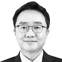 [비즈 칼럼] 블록체인 정책, 손가락 말고 달을 보아야