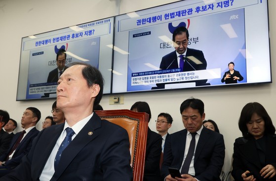 [사진] 법사위 나온 이완규 “한 대행 결정 존중”