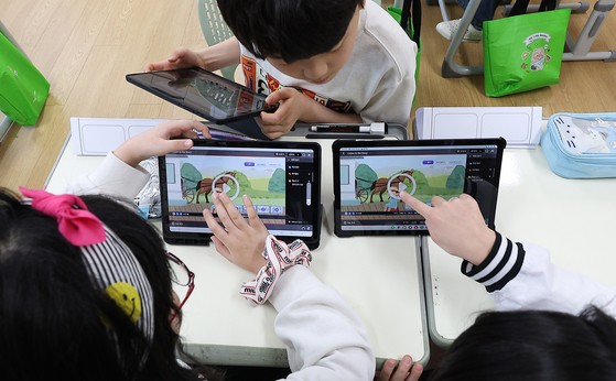 [사진] AI 교과서로 영어·수학 배워요