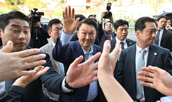 [속보] 尹 "나라 위한 새 길 찾을 것"…886일 만에 용산서 <b>사저</b>로