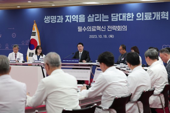 의대 증원에 "외람되지만 아니다"…尹, 40년지기도 끊었다 [尹의 1060일 ⑥]