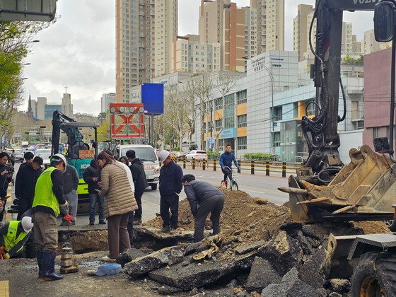 어제도 서울·부산 땅 꺼졌다…"GPR은 한계, 지하수 추적하라"