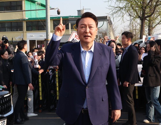 '자연인 尹' 처음 피고인석 선다…'내란우두머리' 재판 오늘 시작
