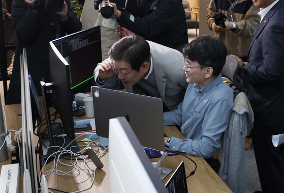 이재명 “한국형 챗GPT 무료 보급”…AI 기본사회론 꺼냈다