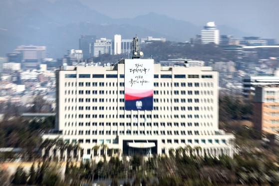 [속보] 경찰, <b>대통령실</b>·한남동 <b>공관촌 압수수색</b>