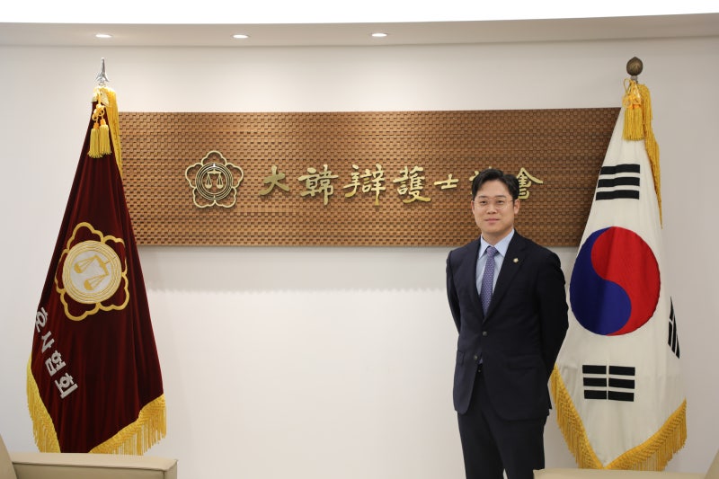 [로펌] 김정욱 변협 회장 “국민의 편익 위해 변호사 수 감축해야”
