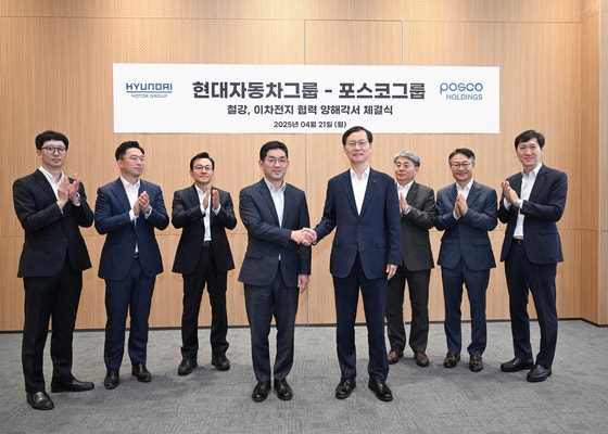 한석원 현대차그룹 기획조정본부장 부사장과 이주태 포스코홀딩스 미래전략본부장 사장이 21일 서울 강남구 현대차 강남대로사옥에서 열린 철강 및 이차전지 핵심 소재 등에 대한 업무 협약식에서 관계자들과 기념 촬영하고 있다