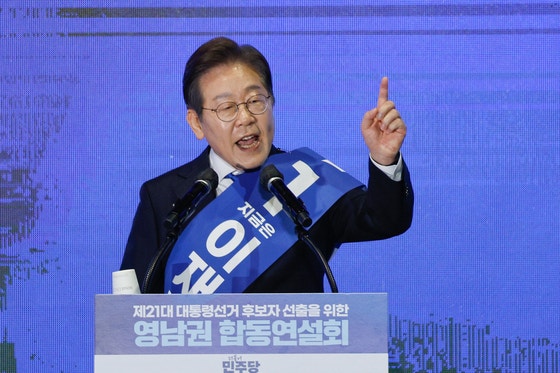 의료계 반대로 무산됐는데…文 '<b>공공의대</b>' 다시 꺼낸 <b>이재명</b>, 왜