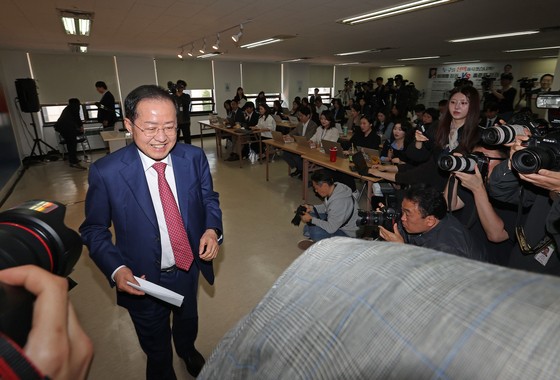 홍준표 국민의힘 대선 경선 후보가 24일 서울 여의도 대하빌딩 캠프 사무실에서 대선 관련 긴급 기자회견을 마친 뒤 퇴장하고 있다. 연합뉴스