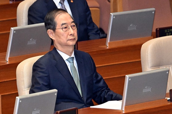 [단독] "앉아 계시라" <b>우원식</b> 작심 비판…<b>한덕수</b> "하시라 그래"